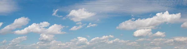 Amplio cielo panorámico con nubes — Foto de Stock