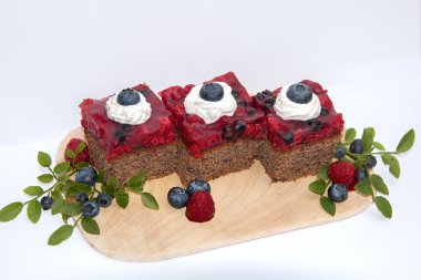 frambuazlı pasta dilimleri bir ahşap tahta üzerinde