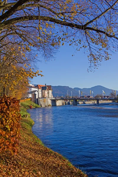 Most nad rzeką isar do starego miasta w bad Tölz jesienią — Zdjęcie stockowe