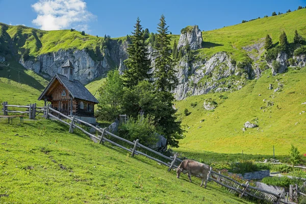 Zasněný horské scenérie s dřevěná kaple a dojič, horní bav — Stock fotografie