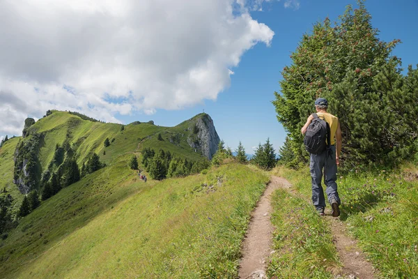 Backpacker in the bavarian alps — Stock Photo, Image