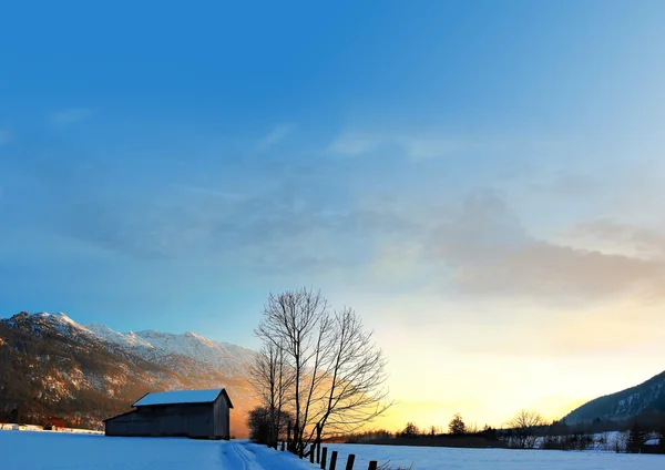 Vinterlandskap nära eschenlohe, blå himmel bakgrund — Stockfoto