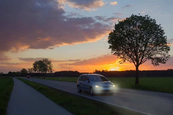 Поездка на машине с тусклым светом — стоковое фото