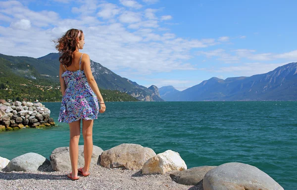 Girl at the beach of garda lake — Stock Photo, Image