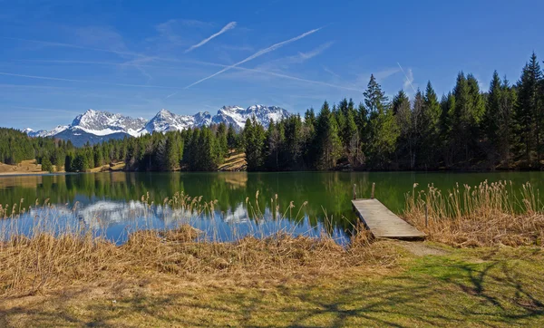 Idílico lago geroldsee orilla con paseo marítimo y vista a la montaña —  Fotos de Stock