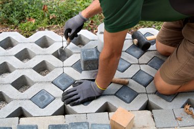 adam bir yola çim blok parke döşeme