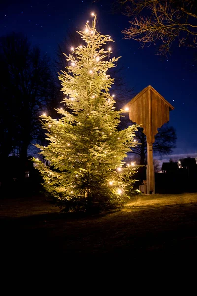 Verlichte Kerstboom Blauwe Nachtelijke Hemel Buiten — Stockfoto