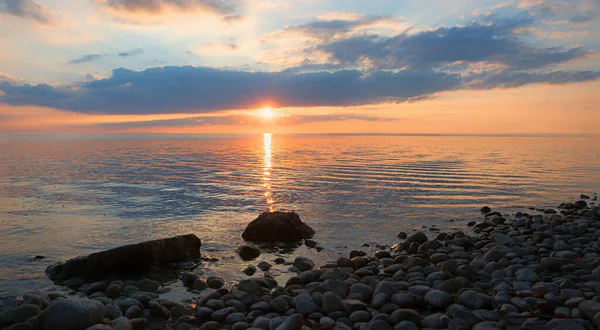 Marzycielski Zachód Słońca Plaży Pięknym Kolorowym Niebem Odbijającym Słońcem — Zdjęcie stockowe