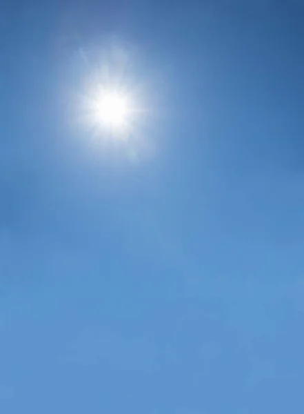 Modrá Obloha Pozadí Zářícím Sluncem Vertikální Záběr — Stock fotografie