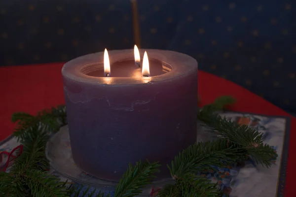 有三个火焰的紫色大蜡烛 家里的圣诞装饰品 — 图库照片