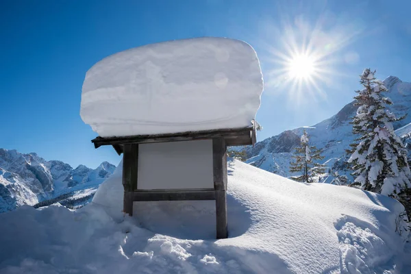 Tablero Exhibición Vacío Con Montón Choza Nieve Paisaje Montaña Invierno —  Fotos de Stock