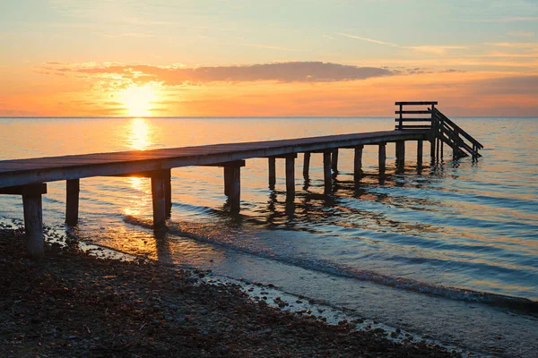 Romantisk Solnedgång Landskap Vid Stenig Strand Med Träspång Siluett Och — Stockfoto