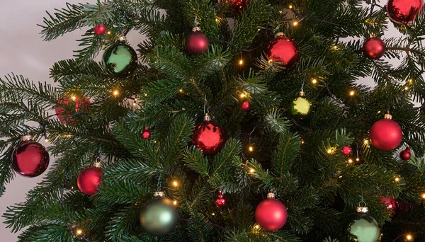 Kerstversiering Thuis Groene Dennentakken Kleurrijke Kerstballen Feeënlampjes — Stockfoto
