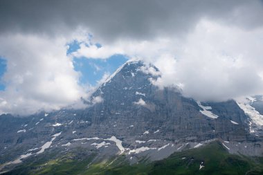 Meşhur Eiger Dağı Kuzey 'de gri bulutların arasında, Berner Oberland