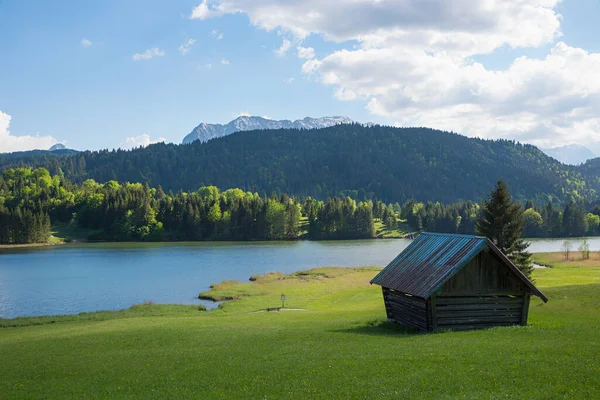 Lac Idyllique Geroldsee Pâturage Vert Avec Abri Foin Vue Sur — Photo