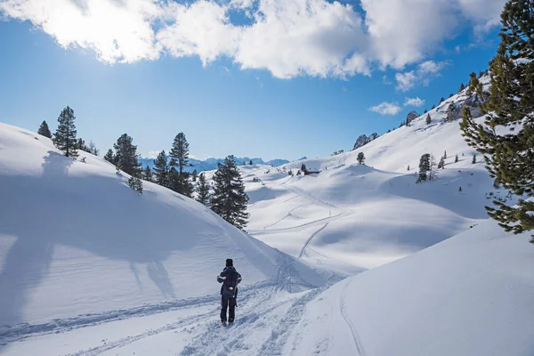 Téli Kirándulás Hegyi Ösvényen Havas Táj Rofan Ausztriai Alpokban Kék — Stock Fotó