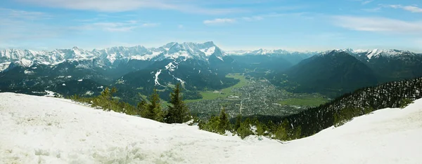 Widok Kurort Turystyczny Garmisch Słynną Górę Zugspitze Śnieżne Alpy Zieloną — Zdjęcie stockowe