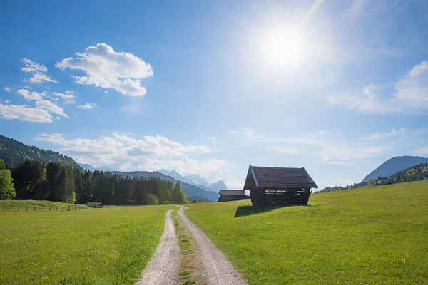 Passerella Alpina Nei Pressi Gerold Paesaggio Primaverile Con Capanne Sole — Foto Stock