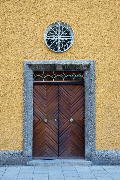 木质前门和黄色房屋立面 粗糙的灰泥 — 图库照片
