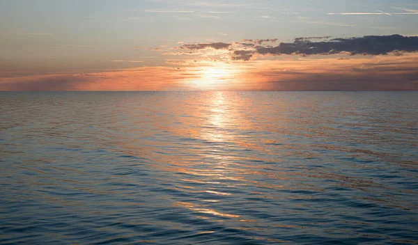 Dromerige Zonsondergang Met Zinkende Zon Boven Oceaan Waterreflectie Romantisch Landschap — Stockfoto