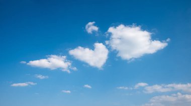 kalp şeklinde bulut diğer bulutların arasında, mavi gökyüzü arkaplanı kopyalama alanı ile