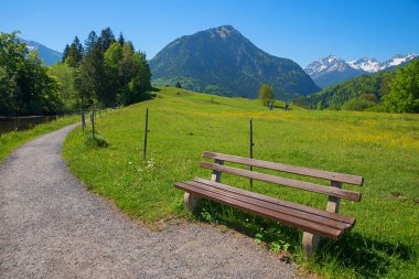 Oberstdorf, Moorweiher göleti, güneşli bahar manzarası allgau yakınlarında bankı olan dinlenme alanı
