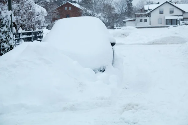 Snöbunden Bil Bredvid Gatan Och Stor Snöhög Vinter Tyskland — Stockfoto
