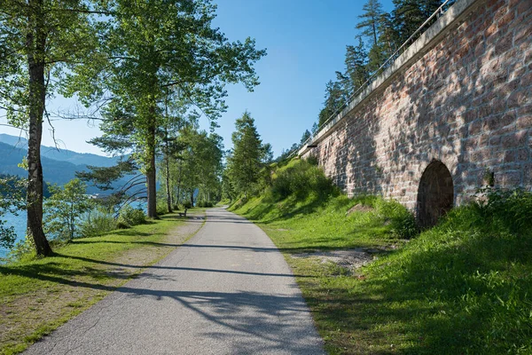 オーストリアの観光名所アヘンゼー湖沿いの幹線道路脇を自転車で歩く — ストック写真