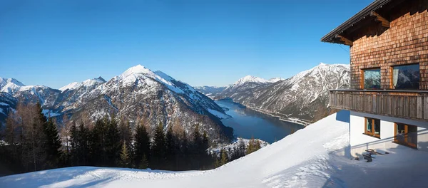 Смотреть Zwolferkopf Горы Озеру Ачензе Тирольские Альпы Зимой Саммит Рестораном — стоковое фото
