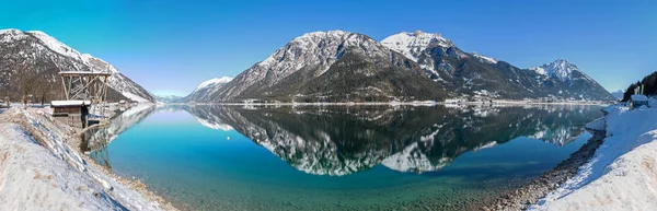 Winterliches Seeufer Achensee Mit Blick Auf Schöne Rofanberge Und Wasserspiegelung — Stockfoto