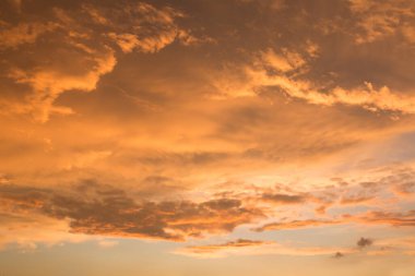 Aydınlatılmış bulutları olan güzel altın gün batımı manzarası