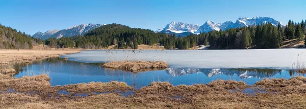 Γαλήνια Λίμνη Geroldsee Κάλυμμα Πάγου Και Αντανακλώντας Οροσειρά Στις Αρχές — Φωτογραφία Αρχείου