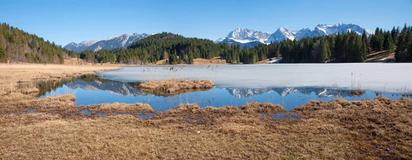 Tranquilo Lago Geroldsee Con Hielo Primavera Temprana Montañas Karwendel Paisaje —  Fotos de Stock