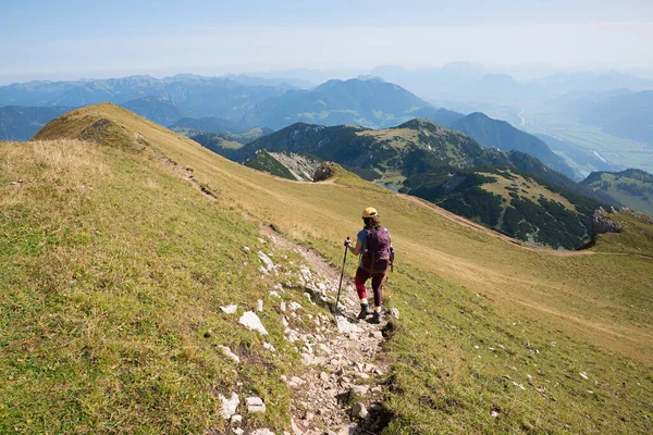 Caminhadas Jovem Mulher Cume Montanha Trilha Rofan Montanhas Paisagem Austríaca — Fotografia de Stock