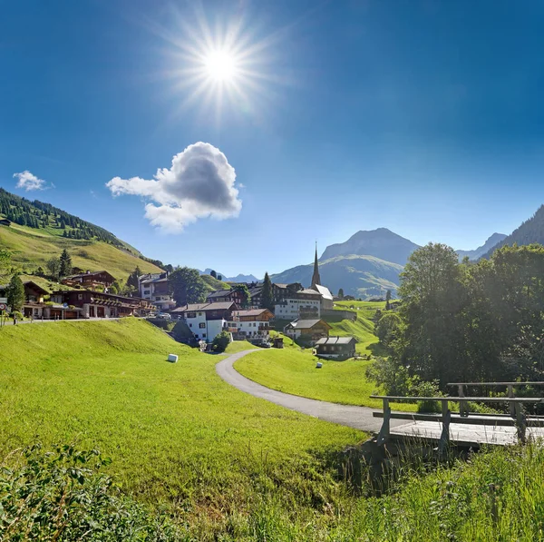 牧歌的なスイスの観光リゾートSt Antonian 明るい太陽と山の景色 Prattigau Alps スイス — ストック写真