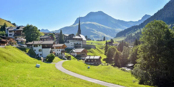 観光地サンタントニエン プラティガウ 春の日当たりの良い緑のスイスの風景 — ストック写真