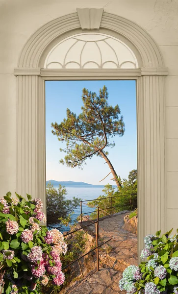 Uitzicht Door Boogdeur Kustpad Kroatië Uitzicht Het Eiland Cres Hortensia — Stockfoto