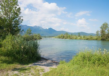 Güzel Loisach nehri Kochelsee Gölü 'ne akar. Bulutlu mavi gökyüzü. Yukarı Bavyera manzarası