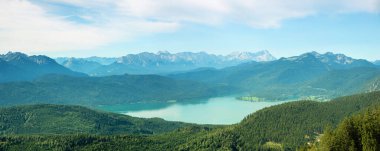 göz kamaştırıcı dağ manzarası, Bavyera Alpleri ve Walchensee Gölü, Hirschhornlkopf zirvesinden manzara