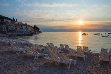 Sabahın erken saatlerinde boş güneşli Moscenicka Draga plajı, Hırvat sahili.