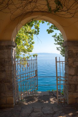 Kemerden güzel Hırvat deniz manzarasına, yeşil dallara