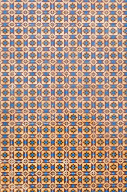 Tarihsel Azulejos fayansları, ön cephe dekorasyonu Portekiz. Turuncu beyaz ve mavi renkli güzel geometrik desen. mimari arkaplan