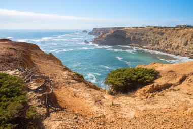 Güzel manzara Costa Vicentina, Batı Algarve Portekiz mavi Atlantik okyanusu ve kumtaşı kayalıkları ile