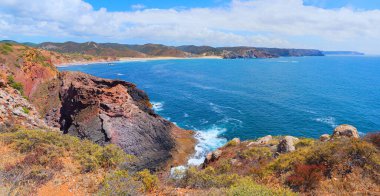 güzel manzara Costa Vicentina, Batı Algarve Portekiz mavi Atlantik okyanusu ve kırmızı kumtaşı uçurumları