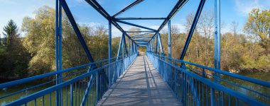 Loisach nehri üzerinde mavi demir köprü, sonbahar mevsiminde Wolfratshausen, üst bavyera
