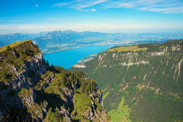 在Thunersee湖的高处 从Niederhorn山到瑞士Bernese阿尔卑斯山 — 图库照片
