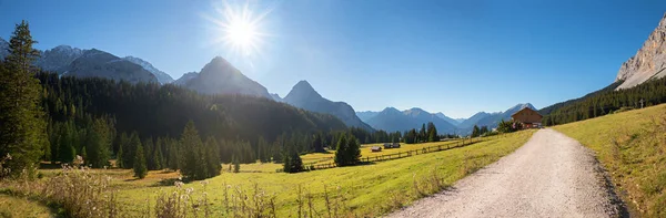 步行道到Ehrwalder Almbahn上站台 背靠着著名的祖格斯皮策山 紫丁香山水金丝兰 — 图库照片