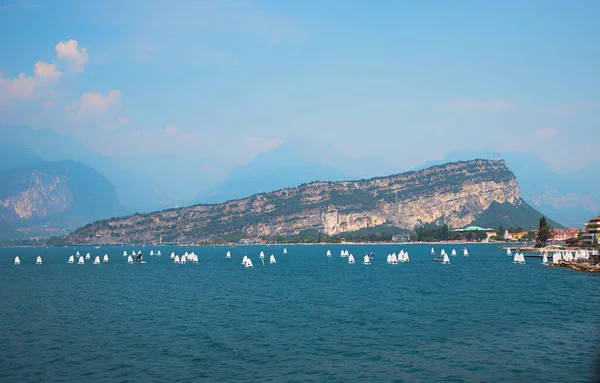 Lake Garda Lots Sailboats Monte Brione Background Italian Tourist Resort — Stock Photo, Image