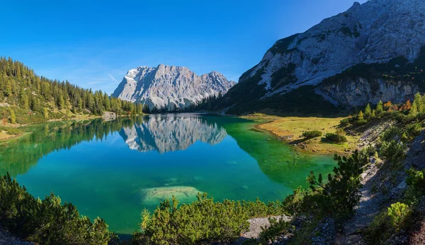 絵のようなカラフルな秋の風景 チロルアルプス 湖SeebenseeとZugspitze山 水の中に反映 — ストック写真
