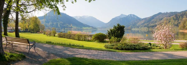 Schöner Kurpark Schliersee Mit Bank Und Seeblick Bayerische Landschaft Frühling — Stockfoto